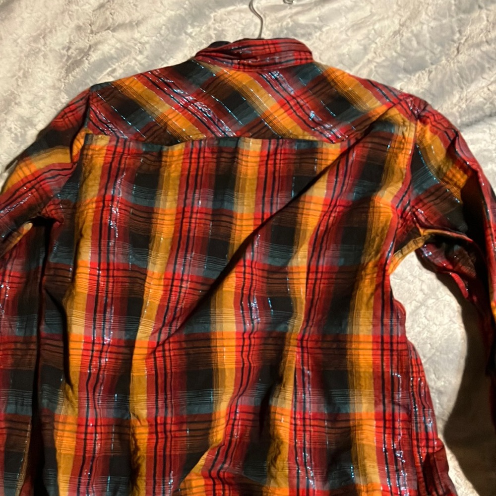 Super cute plad button up shirt
